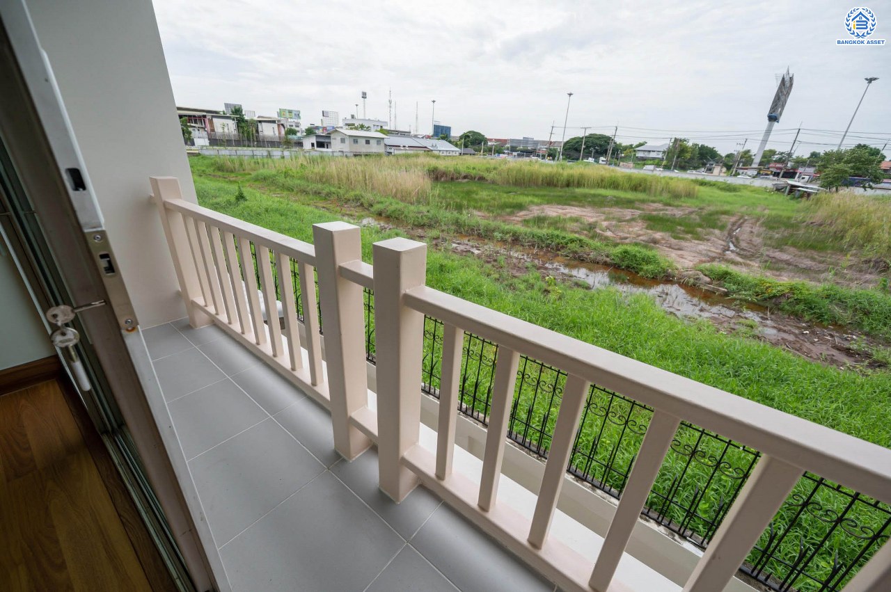 บ้านมือสองตกแต่งใหม่ โครงการ อนันตธารา ทวีวัฒนา เนื้อที่ 61.6 ตร.ว. พื้นที่ใช้สอย 190.96 ตร.ม. ฟังก์ชันจัดเต็ม 3 ห้องนอน 3 ห้องน้ำ จอดรถได้ 2 คัน ตอบโจทย์ทุกการเดินทาง บนทำเลศักยภาพ ติดถนนบรมราชชนนี เชื่อมต่อทางคู่ขนานลอยฟ้า ใกล้รถไฟฟ้าสายสีน้ำเงิน "สถานีบางพลัด"